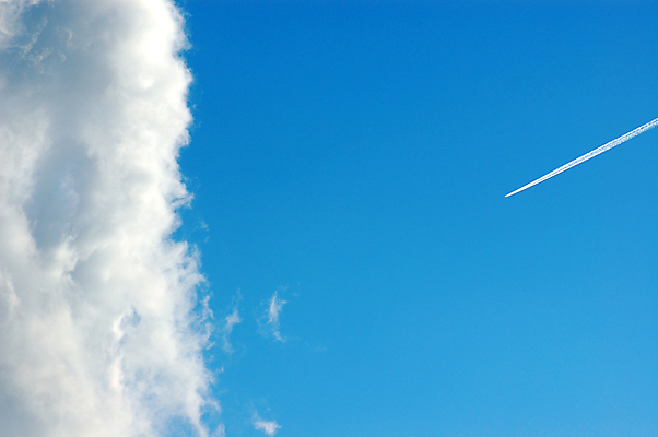 포토 JPG 해외이미지 주간 구름 백그라운드 하늘 비행기 사람없음 야외 파란색 연기 비행운 해외포토 자연요소 컬러 항공교통 대중교통 파일형식 구름_자연 이미지허브
