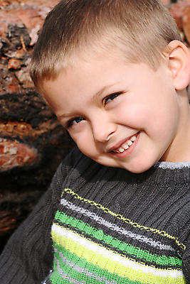 포토 JPG 해외이미지 나무 백인 남자 어린이 자연 한명 소년 금발 해외포토 서양인 식물 1 헤어스타일 사람 생태계 파일형식 이미지허브