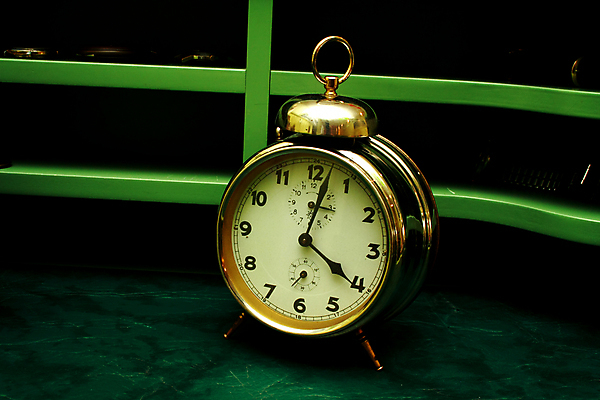 포토 JPG 해외이미지 시계 돈 탁자 사람없음 세로 초록색 금속 사진촬영 종 긴급 시간 계산 황금 야간 복고 공포 O 12 마감 분 압력 옛날 조언 카운트다운 해외포토 자연요소 알파벳 컬러 가구 재질 숫자 촬영 재산 파일형식 이미지허브