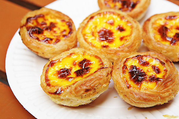 포토 JPG 해외이미지 접시 디저트 실내 사람없음 여러개 달콤 에그타르트 나무배경 해외포토 식기 음식 다수 백그라운드 내부 맛 타르트 파일형식 이미지허브