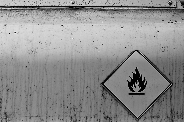 포토 JPG 해외이미지 디자인 산업 백그라운드 컨셉 불 추상 안전 사람없음 라벨 금속 검은색 뜨거움 보호 위험 철 사인 부식 보안 연료 가스 서명 그런지 썩음 옛날 주목 해외포토 자연요소 컬러 무늬 재질 프레임 파일형식 이미지허브