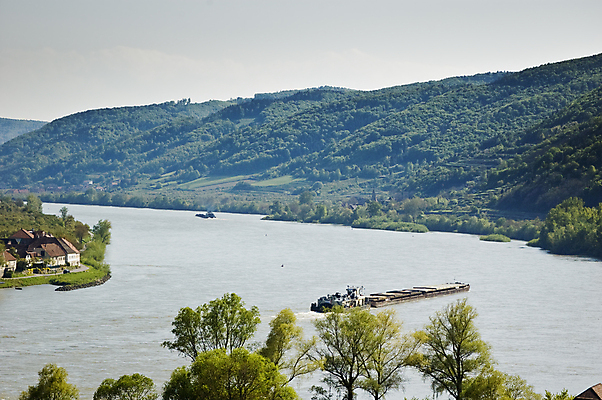 포토 JPG 해외이미지 유럽 산업 교통시설 풍경 사람없음 야외 가로 물 경제 강 화물 보트 오스트리아 상품 컨테이너 화물선 함선 상업 수로 다뉴브강 해외포토 자연요소 나라 교통 배_교통 운송업 시설 파일형식 이미지허브