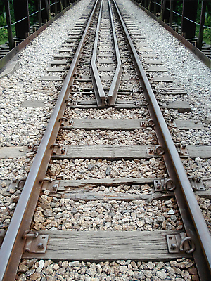 포토 JPG 해외이미지 도로 길 선 여행 교통시설 화살 항해 풍경 사람없음 초록색 방향 철 속도 싱글 물류 대칭 방법 선로 철강 해외포토 컬러 교통 배_교통 시설 파일형식이미지허브 