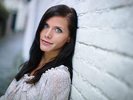 포토 JPG 해외이미지 백인 1 응시 여자 벽 휴식 벽돌 갈색머리 한명 사람 20대 성인 야외 파란색 청춘 뷰티 기댐 흰색 도시 자신감 고민 흐림 노려봄 여자만 카피스페이스 해외포토 서양인 헤어스타일 시선 감정 컬러 컨셉 모션 날씨 표정 청년 공백 파일형식 이미지허브