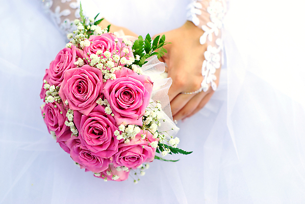 포토 JPG 해외이미지 백인 손 여자 꽃 꽃다발 결혼 꽃무늬 신혼부부 결혼식 사랑 사람 사람없음 장미 축하 아내 해외포토 서양인 식물 부부 감정 컨셉 무늬 이벤트 신체부위 신혼 파일형식 이미지허브