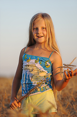 포토 JPG 해외이미지 식물 백인 1 여자 행복 어린이 밭 자연 하늘 휴식 건강 한명 웃음 사람 잔디 야외 농작물 금발 햇빛 뷰티 노란색 맑음 일몰 기쁨 수확 흰색 표현 황금 작음 땅 밀 유일 해외포토 서양인 헤어스타일 감정 컬러 컨셉 농업 날씨 곡류 표정 태양 노을 크기 생태계 파일형식 이미지허브