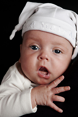 포토 JPG 해외이미지 모자 손 어린이 손가락 한명 검은색 아기 입 해외포토 1 잡화 컬러 사람 신체부위 파일형식 이미지허브