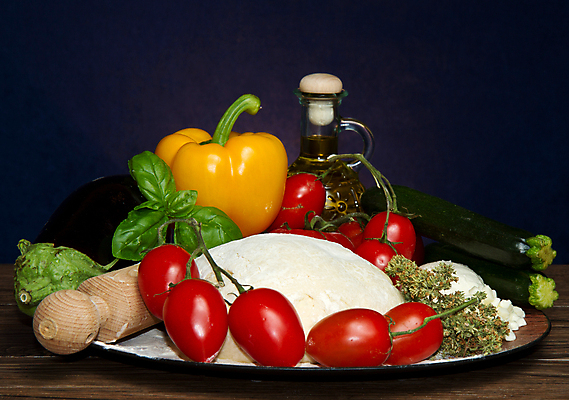 포토 JPG 해외이미지 음식 빵 조각 백그라운드 다이어트 토마토 채소 탁자 가지 치즈 피자 건강 요리 사람없음 목재 빨간색 주방 요리사 식사 이탈리아 빵집 신선 원형 맛 낟알 굽기 준비 반죽 밀가루 롤러 후추 성분 모짜렐라치즈 오레가노 주키니 해외포토 도형 나무 직업 유럽 컬러 가구 컨셉 재료 유제품 패스트푸드 서양음식 상점 가루 구이 향신료 파일형식 이미지허브