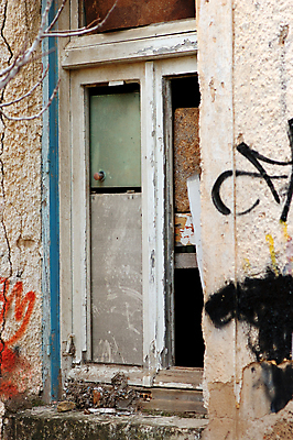 포토 JPG 해외이미지 외관 벽 백그라운드 창문 날씨 추상 주택 사람없음 건물 컬러풀 페인트 도시 시간 판넬 그래피티 가난 버리기 폐허 질감 과거 분무기 시들음 깨짐 빈민가 썩음 옛날 결석 해외포토 건축물 컬러 컨셉 무늬 모션 낙서 그림 파일형식 이미지허브