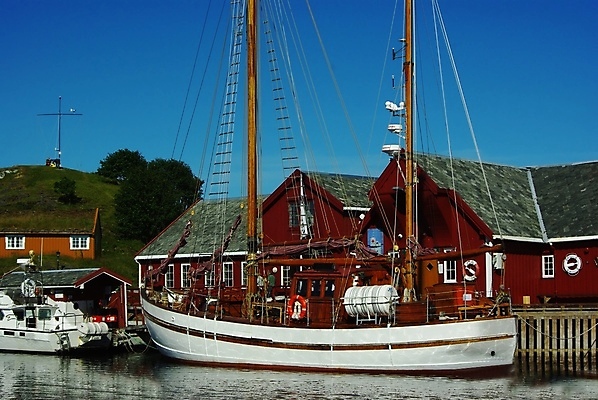 포토 JPG 해외이미지 전통 바다 하늘 아침 주택 따뜻함 노르웨이 사람없음 목재 빨간색 물 파란색 반사 갈색 여행객 침묵 일몰 보트 작음 오두막 시골집 모터보트 북쪽 남쪽 스칸디나비아 해외포토 주간 자연요소 나무 유럽 컬러 배_교통 재료 사람 건물 노을 소리 크기 방향 파일형식 이미지허브