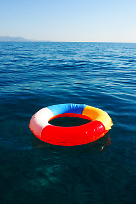 포토 JPG 해외이미지 물결 여행 휴가 안전 사람없음 물 여름 파란색 장난감 햇빛 태양 맑음 수영 스파 활발 벨트 긴급 반지 뜨거움 원형 구출 크루즈 싱크대 휴양지 보안 부표 구명용품 안전요원 터키석 헬프 생존 해외포토 자연요소 도형 잡화 계절 컬러 컨셉 배_교통 장신구 날씨 장소 수상스포츠 도움 안전장비 보석 개수대 파일형식 이미지허브