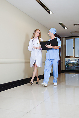 포토 JPG 해외이미지 백인 직업 여자 남자 유니폼 통신 청진기 실내 건강 병원 대화 미소 사람 성인 두명 세로 독서 걷기 간호사 의사 정보 업무 복도 분석 통로 파일 데이터베이스 해외포토 서양인 옷 컨셉 의학 의료기기 모션 표정 말하기 내부 의료진 작업 파일형식 이미지허브