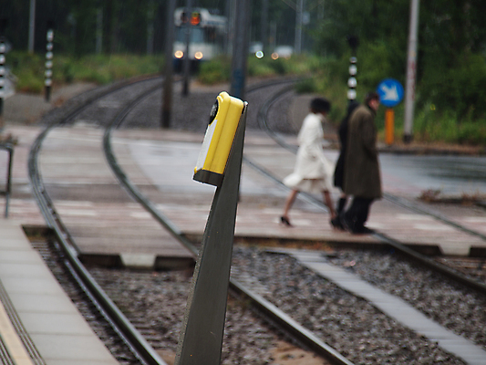 포토 JPG 해외이미지 라이프스타일 유럽 여행 교통시설 안전 사람 사람없음 걷기 기차 도시 보행자 티켓 횡단보도 사인 네덜란드 전차 타운 일반 단상 암스테르담 건너기 선로 해외포토 나라 육상교통 교통 모션 대중교통 생활 보행로 시설 파일형식 이미지허브