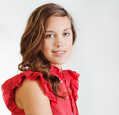 포토 JPG 해외이미지 긴머리 드레스 여자 행복 주택 실내 한명 미소 사람 빨간색 표현 해외포토 1 헤어스타일 옷 감정 컬러 표정 내부 건물 파일형식 이미지허브