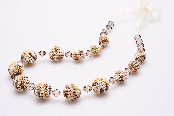 포토 JPG 해외이미지 리본 목걸이 실내 사람없음 뜨개질 털실 흰배경 비즈 손뜨개 해외포토 백그라운드 장신구 취미 내부 흰색 실 파일형식 이미지허브