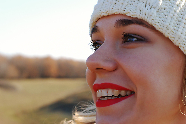 포토 JPG 해외이미지 백인 모델 모자 1 응시 옷 계절 여자 행복 유럽 얼굴 포즈 겨울 하늘 한명 미소 웃음 사람 인종 20대 성인 야외 파란색 청춘 금발 뷰티 머리 유행 기쁨 추위 자유 가을 흰색 명상 장면 전경 해외포토 서양인 헤어스타일 시선 잡화 감정 나라 컬러 컨셉 표정 풍경 청년 신체부위 파일형식 탑뷰 이미지허브