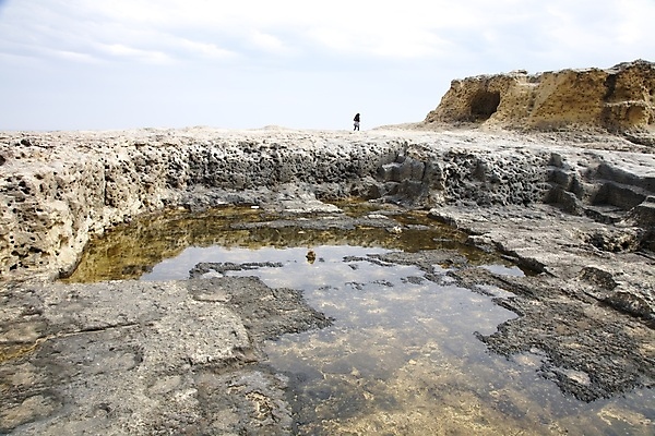 포토 JPG 해외이미지 라이프스타일 여자 유럽 바다 자연 산 한명 성인 야외 물 산책 하이킹 연못 구멍 스페인 부식 웅덩이 암초 해외포토 자연요소 1 나라 레저 휴식 사람 생활 생태계 파일형식 이미지허브