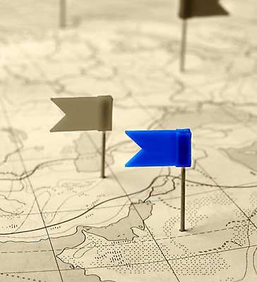 포토 JPG 해외이미지 지도 실내 사람없음 아웃포커스 깃발 압정 위치 해외포토 촬영기법 내부 사무용품 파일형식 이미지허브