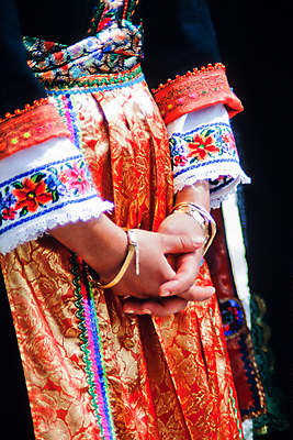 포토 JPG 해외이미지 캐릭터 전통 외관 드레스 기독교 종교 문화 무기 장신구 휴가 부활절 관리 사람없음 야외 빨간색 치마 컬러풀 교회 믿음 가운 기다림 영혼 황금 손목 그리스 그리스인 습관 비잔틴 손목보호대 신앙심 접기 해외포토 서양인 옷 기념일 감정 유럽 컬러 종교건축 모션 하의 건물 신체부위 제국 파일형식 이미지허브