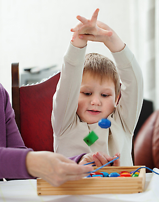 포토 JPG 해외이미지 여자 남자 할머니 어린이 2 가족 놀이 손자 주택 함께함 실내 관리 한명 사람 소년 장난감 기쁨 게임 던지기 떨어짐 해외포토 1 노년 감정 컨셉 관계 모션 내부 건물 손주 파일형식 이미지허브
