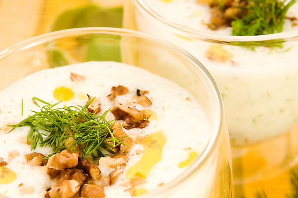 포토 JPG 해외이미지 전통 접시 음식 다이어트 채소 오이 마늘 요리 사람없음 컵 초록색 식사 추위 흰색 신선 사발 수프 향신료 요거트 점심식사 불가리아 요구르트 채식주의자 해외포토 식기 컬러 유제품 건강 사기그릇 채식 향미료 파일형식 남유럽 이미지허브