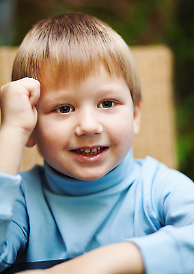 포토 JPG 해외이미지 남자 여유 어린이 실내 관리 한명 미소 사람 앉기 소년 금발 기댐 해외포토 1 헤어스타일 감정 모션 표정 내부 파일형식 이미지허브