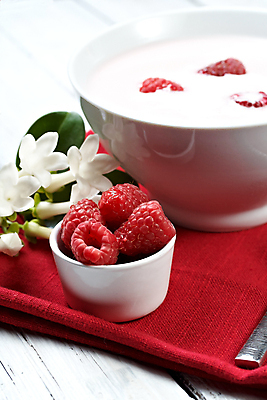 포토 JPG 해외이미지 열매 꽃 음식 다이어트 과일 자연 탁자 딸기 건강 사람없음 컵 빨간색 초록색 여름 정원 숟가락 흰색 신선 달콤 아침식사 설탕 크림 냅킨 블루베리 산딸기 요거트 진짜 맛있는 해외포토 식물 식기 계절 컬러 가구 유제품 수저 식사 맛 생태계 파일형식 이미지허브