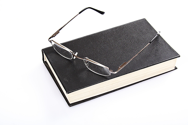 포토 JPG 해외이미지 교육 안경 상상 유리 사람없음 책 학습 독서 공책 침묵 덮개 흰색 싱글 대학교 시력 정사각형 문학 페이지 사전 마케팅 지능 해외포토 도형 잡화 컬러 학교 재질 문구용품 소리 뚜껑 파일형식 이미지허브