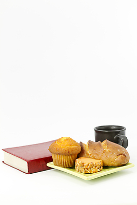 포토 JPG 해외이미지 커피 음료 음식 치즈 사람없음 책 빨간색 성경 머그컵 가죽 머핀 정물화 해외포토 빵 컬러 종교용품 유제품 컵 그림 파일형식 이미지허브