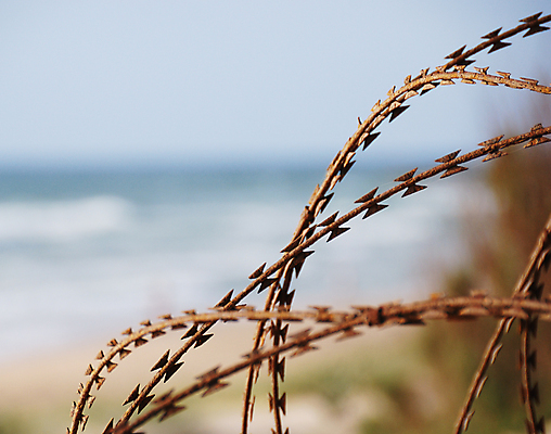 포토 JPG 해외이미지 파도 바다 백그라운드 하늘 경비 사람없음 야외 물 파란색 울타리 햇빛 자유 가시 보호 소프트포커스 감옥 부식 보안 날카로움 철사 펜싱 철조망 스파이크 국경 해외포토 자연요소 스포츠 컬러 컨셉 촬영기법 안전 담장 태양 파일형식 이미지허브