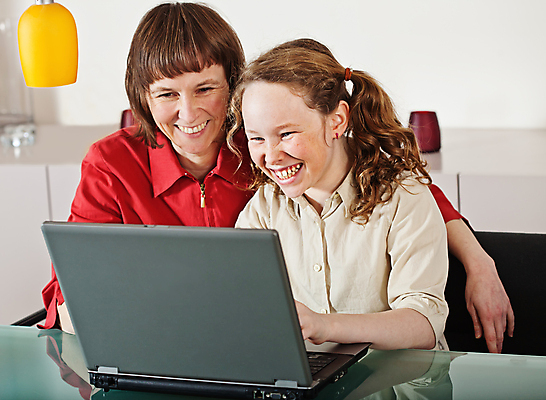 포토 JPG 해외이미지 학생 여학생 여자 교육 행복 어린이 2 가족 탁자 엄마 주택 함께함 실내 미소 웃음 사람 앉기 내부 두명 10대 노트북 스터디 컴퓨터 운동 교사 가리킴 책상 가정교사 학자 해외포토 직업 감정 가구 컨셉 관계 모션 청소년 표정 건강 손짓 건물 전자제품 학습 파일형식 이미지허브