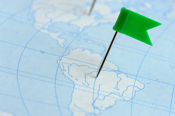 포토 JPG 해외이미지 지도 실내 사람없음 아웃포커스 깃발 남아메리카 압정 위치 해외포토 촬영기법 아메리카 내부 사무용품 파일형식 이미지허브