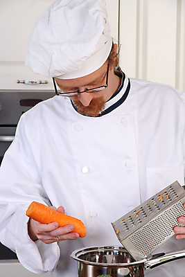 포토 JPG 해외이미지 백인 직업 라이프스타일 접시 옷 남자 음식 유니폼 채소 노동자 건강 요리 한명 사람 성인 주방 식당 요리사 당근 흰색 기구 업무 작업 칼 오븐 냄비 서비스 준비 점심식사 채식주의자 해외포토 서양인 1 식기 컬러 뿌리채소 생활 상점 식사 가전제품 솥 채식 파일형식 이미지허브