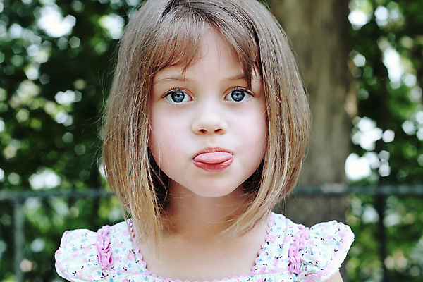 포토 JPG 해외이미지 백인 여자 딸 행복 얼굴 어린이 포즈 장난 놀이 짧은머리 한명 사람 소녀 야외 금발 뷰티 귀여움 흰색 표현 입 작음 혀 입술 바보 해외포토 서양인 1 헤어스타일 감정 컬러 컨셉 가족 신체부위 크기 파일형식 이미지허브