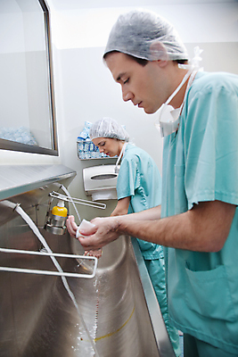 포토 JPG 해외이미지 백인 직업 손 여자 남자 건강 병원 관리 사람 두명 세로 물 약 청결 흐름 간호사 의사 신선 수술 기술자 위생 씻기 빨래 청소 비누 닦기 외과 돌봄 위생관리 정리함 살균 해외포토 자연요소 서양인 컨셉 가사 의학 모션 신체부위 치료 위생용품 의료진 파일형식 이미지허브