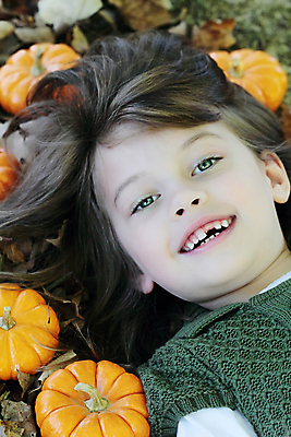 포토 JPG 해외이미지 전통 응시 계절 여자 행복 어린이 밭 오렌지 부분 호박 휴가 한명 미소 웃음 사람 소녀 야외 초록색 농작물 눕기 마주보기 사진촬영 할로윈 가을 스웨터 그림 겨울옷 긍정 거짓말 땅바닥 해외포토 1 시선 옷 감정 컬러 컨셉 상의 겨울 농업 채소 과일 모션 바닥 표정 촬영 파일형식 이미지허브