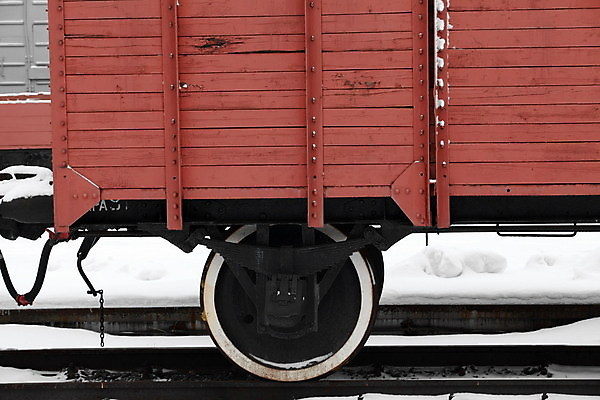 포토 JPG 해외이미지 산업 겨울 부분 교통시설 사람없음 야외 목재 빨간색 금속 검은색 기차 추위 화물 역사 클래식 버리기 발굴 오브젝트 부식 선로 소비에트 옛날 눈내림 해외포토 나무 계절 육상교통 컬러 교통 컨셉 재료 모션 재질 대중교통 눈_날씨 운송업 시설 파일형식 이미지허브