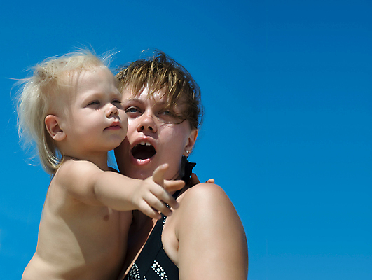 포토 JPG 해외이미지 백인 손 여자 행복 얼굴 어린이 가족 엄마 사랑 미소 사람 성인 야외 두명 파란색 금발 뷰티 놀람 외침 유치원 놀이방 기쁨 성장 아기 보호 강의 언니 걸음마 돌봄 해외포토 서양인 헤어스타일 교육 감정 컬러 컨셉 관계 모션 표정 신체부위 소리 자매 파일형식 이미지허브