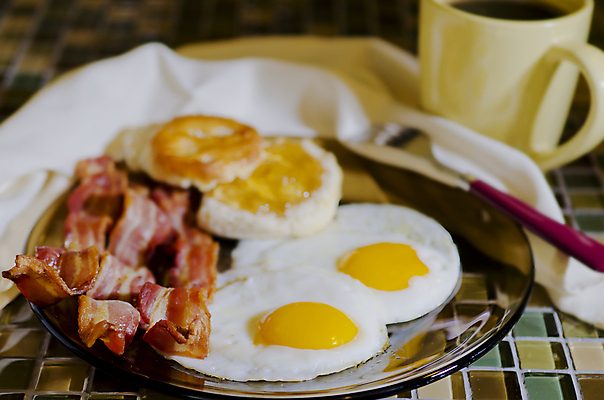 포토 JPG 해외이미지 커피 음식 조각 포크 2 아침 육류 돼지고기 사람없음 컵 계란 식사 튀김 아침식사 냅킨 베이컨 젤리 노른자 해외포토 주간 식기 음료 식재료 디저트 알 파일형식 이미지허브