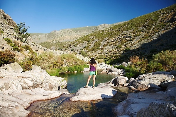 포토 JPG 해외이미지 라이프스타일 여자 유럽 호수 자연 휴가 한명 사람 풍경 성인 야외 빨간색 초록색 물 여름 강 트래킹 바위 시골 저수지 스페인 석호 혼자 해외포토 자연요소 1 계절 나라 컬러 레저 생활 돌_바위 생태계 파일형식 이미지허브