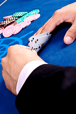 포토 JPG 해외이미지 손 스포츠 백그라운드 돈 2 손가락 놀이 탁자 성공 사람 정장 사람없음 빨간색 검은색 게임 잡기 우승 신용카드 행운 위험 왕 기회 포커 잭 에이스 텍사스 해외포토 옷 컬러 가구 컨셉 모션 신체부위 금융 미국 최고 트럼프 재산 파일형식 이미지허브