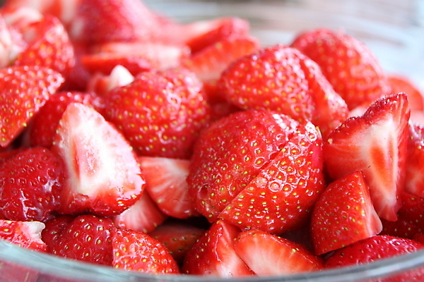 포토 JPG 해외이미지 접시 열매 음식 다이어트 과일 자연 유리 딸기 디저트 서브 건강 그림자 사람없음 빨간색 빛 햇빛 흰색 대접 신선 사발 닫기 달콤 설탕 자르기 먹기 묘사 유기농 슬라이스 서빙 스크래치 내추럴 영양소 채식주의자 맛있는 해외포토 식물 식기 웰빙 컬러 모션 재질 태양 사기그릇 맛 생태계 채식 파일형식 이미지허브