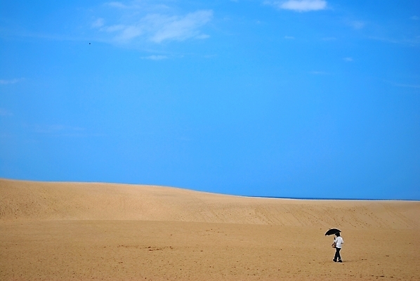 포토 JPG 해외이미지 여자 지구 모래 여행 컨셉 자연 하늘 성공 휴가 산 건조 사람 사람없음 야외 물 파란색 모래사장 환경 일본 사막 슬픔 뜨거움 오염 보호 결심 모래언덕 심볼 문제 올가미 우울증 웅장함 투쟁 생존 수평선 해외포토 자연요소 감정 아시아 바다 컬러 질병 언덕 생태계 파일형식 이미지허브