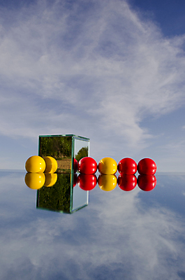 포토 JPG 해외이미지 디자인 스포츠 백그라운드 공 놀이 하늘 사람없음 장식 빨간색 파란색 반사 노란색 거울 장비 수확 골동품 게임 원형 오브젝트 복고 공상 여의주 옛날 해외포토 도형 컬러 농업 파일형식 이미지허브