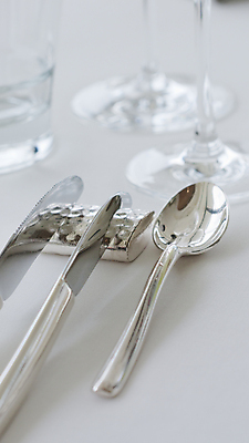 포토 JPG 해외이미지 식기 탁자 사람없음 식당 숟가락 식사 식탁보 흰색 칼 고급 은색 묘사 철강 해외포토 컬러 가구 컨셉 수저 상점 파일형식 이미지허브