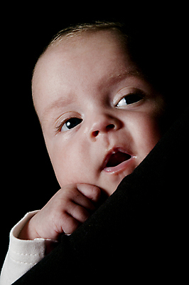 포토 JPG 해외이미지 응시 어린이 한명 검은색 아기 엿보기 해외포토 1 시선 컬러 모션 사람 파일형식 이미지허브