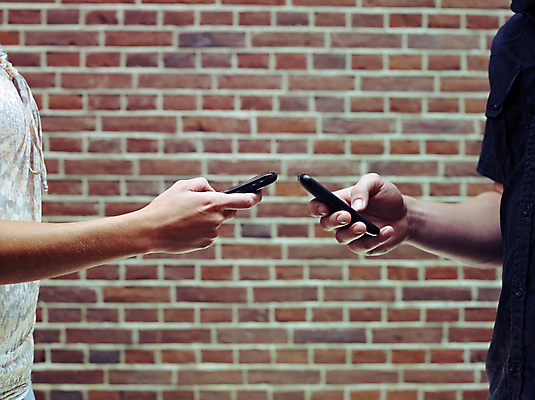 포토 JPG 해외이미지 백인 라이프스타일 커플 여자 남자 벽 이동 2 데이트 모바일 벽돌 함께함 사랑 사람 20대 성인 야외 두명 옆모습 스마트폰 자료 타이핑 연결 무선전화기 전화기 파일 다이얼 나눔 블루투스 카피스페이스 접근 해외포토 서양인 감정 뷰포인트 컨셉 관계 청년 생활 핸드폰 스마트기기 공백 파일형식 이미지허브