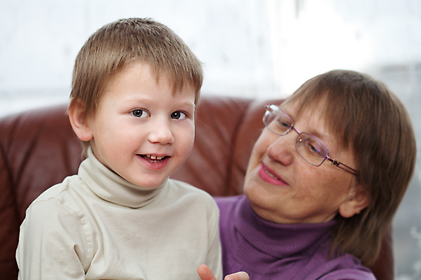 포토 JPG 해외이미지 행복 할머니 어린이 2 의자 가족 관계 포옹 손자 주택 함께함 실내 사람 앉기 소년 두명 금발 손주 옛날 해외포토 헤어스타일 여자 노년 남자 감정 가구 컨셉 안기 모션 내부 건물 파일형식 이미지허브
