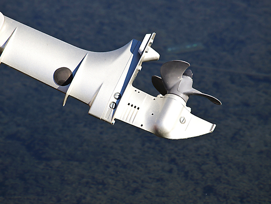 포토 JPG 해외이미지 호수 스포츠 항해 사람없음 물 여름 햇빛 반사 금속 힘 보트 프로펠러 엔진 모터 해외포토 자연요소 계절 배_교통 재질 태양 파일형식 이미지허브