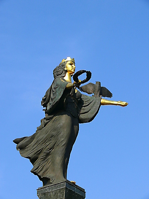 포토 JPG 해외이미지 문화 조각 하늘 관리 미술 사람없음 파란색 조각상 맑음 화환 도시 성자 부엉이 청동 기념물 천연기념물 불가리아 해외포토 꽃 종교 컬러 조류 날씨 문화예술 조형물 파일형식 남유럽 이미지허브